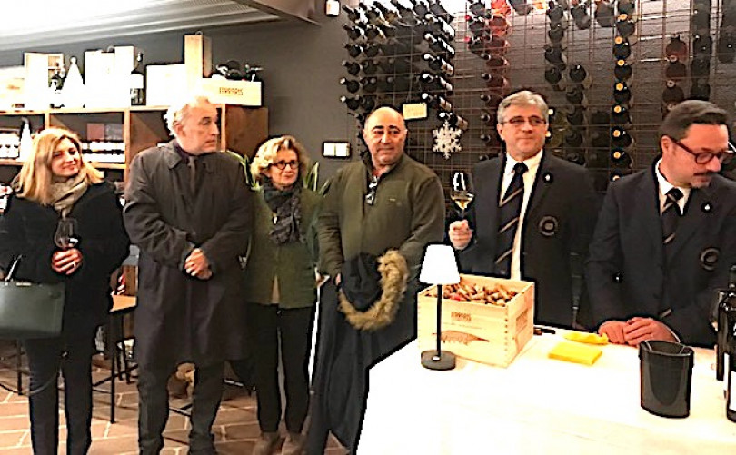 Con il brindisi di Natale all’Enoteca raccolti 710 euro per Vitas